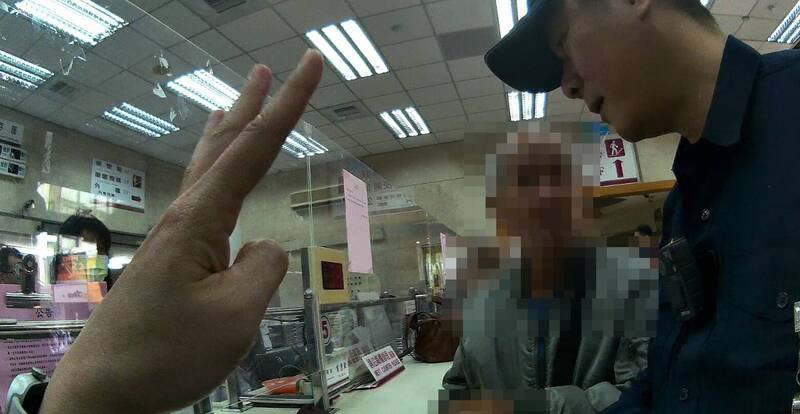 警方劝阻陈受骗。（记者王冠仁翻摄）