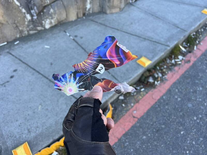 今天清晨6点多，有民众报案指出合欢山武岭亭下方公路附近发生游客违规燃放烟火情形，内政部警政署保安警察第七总队第九大队立即派警员前往，发现可疑车辆上有烟火。（太管处提供）