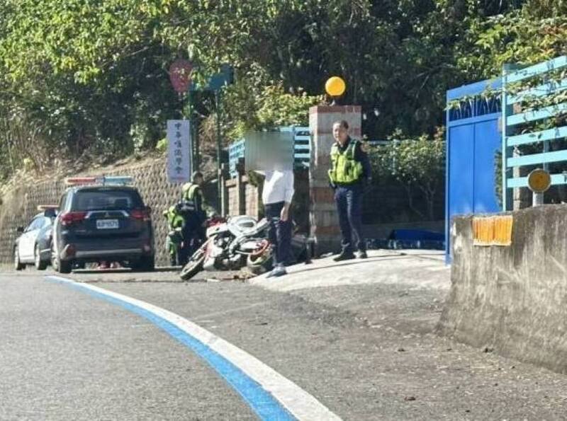 大型重机弯道过弯失控打滑喷出，撞击路旁住户大门及围墙柱，住户铁制大门也被强大撞击力道撞倒。（记者彭健礼翻摄）