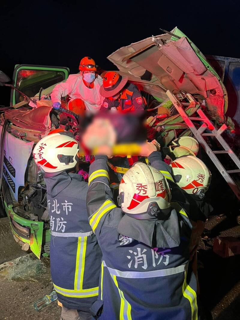 消防队员将简男救出，已明显死亡。（记者吴升儒翻摄）