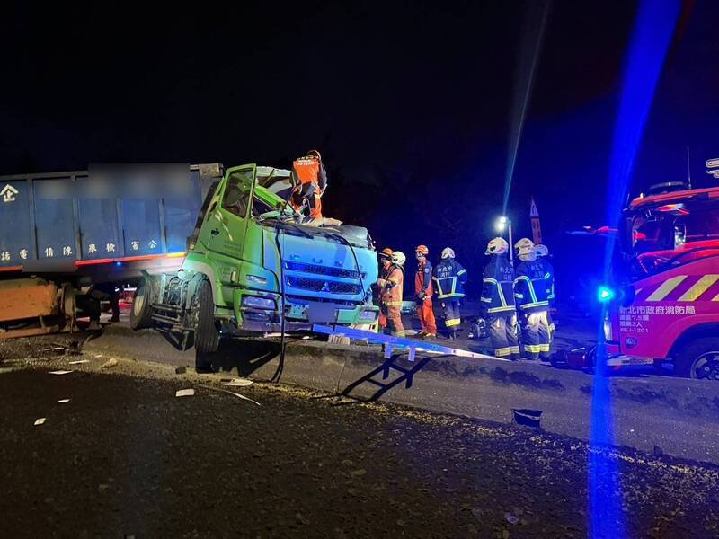 车头严重凹损，简男受困车内。（记者吴升儒翻摄）