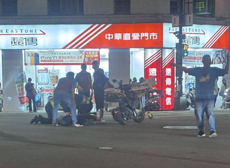 台中杜姓义警，昨晚执行庙会交通疏导勤务时突倒下，民众发现进行抢救，送医仍不治。（民众提供）