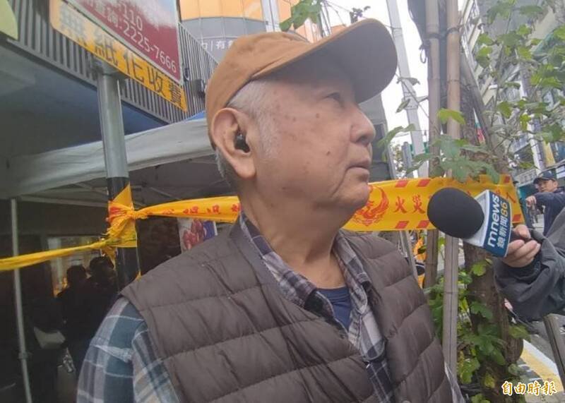 重庆路12巷3楼公寓的梁姓房东说明房客当下状况。（记者黄政嘉摄）