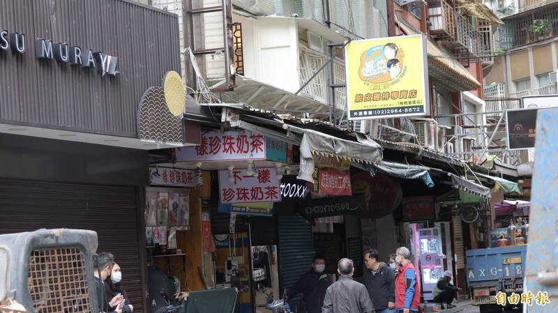 新北市府与板桥区公所在现场成立灾害变中心前进指挥所，调查受灾户受损状况。（记者黄政嘉摄）