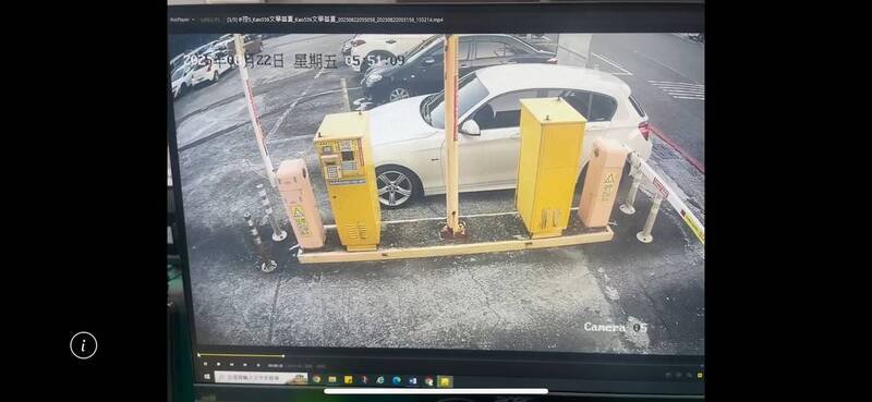 枪手驾车到停车场等候目标出现。（民众提供）