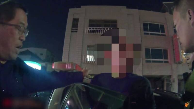 高雄行车纠纷遭阻路辱骂，警开罚3.6万元再送办。（图由民众提供）
