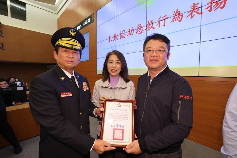 格莱天漾大饭店董事长陈士元（右）获北市消防局长表扬。（记者姚岳宏翻摄）