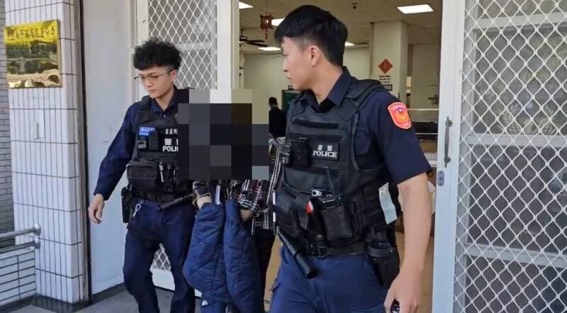 花莲警分局巡逻时发现1辆机车，红灯左转又骑上人行道违规，查获宋姓女骑士涉嫌持有毒品及毒驾移送法办。（警方提供）