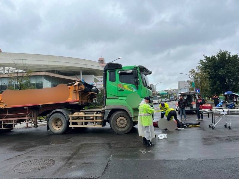 桃园龟山发生一起砂石车导车辗压义交事故，义交送医后伤重不治。（警方提供）