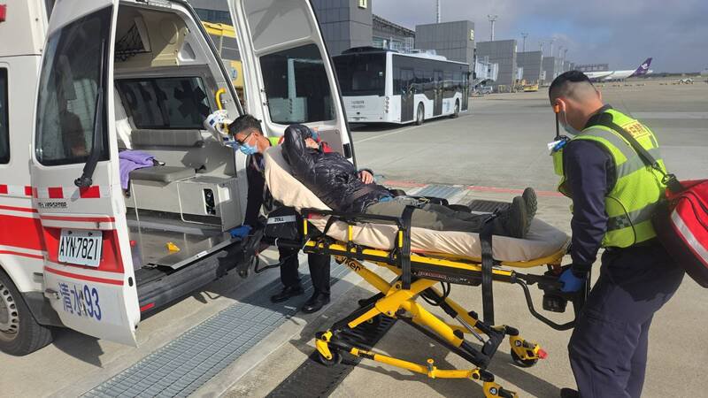 救护车清泉岗机场将蔡女送医救治。（空勤总队提供）