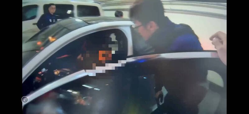 新北市警淡水分局获报两人遭持枪勒赎，事后查出疑为赌债纠纷。（记者吴仁捷翻摄）