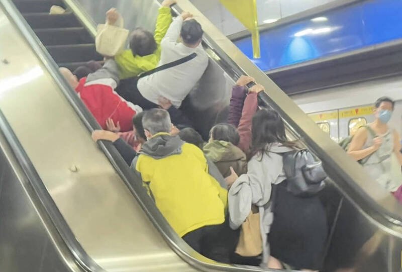 新北市捷运亚东医院站今天上午惊传一名老妇人在手扶梯上往后倾倒，造成后方7人跌撞成一团，幸仅一人受伤。（记者吴仁捷翻摄）