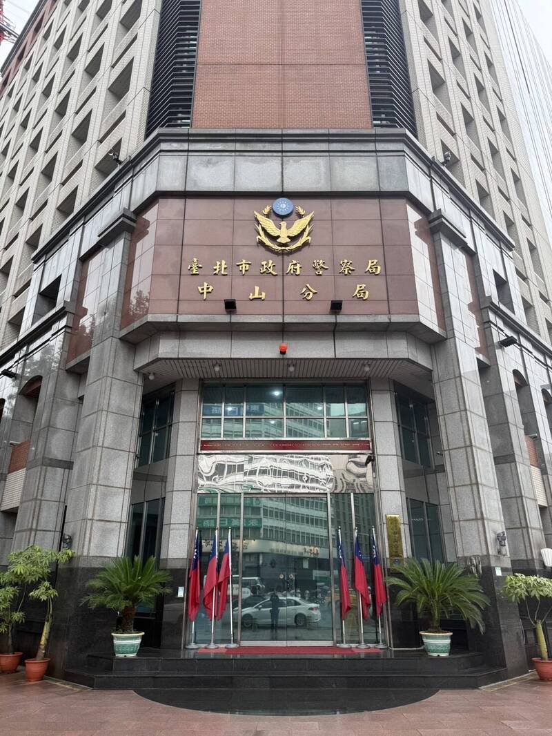 台北市警中山分局据报到场，经检视李男手机内容，发现确有约10段偷拍影像，带回派出所侦讯后，移送检方侦办。（记者邱俊福翻摄）