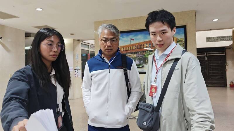 义大大昌医院外科副院长、减重名医宋天洲（中）被检察官谕令30万元交保。（民众提供）