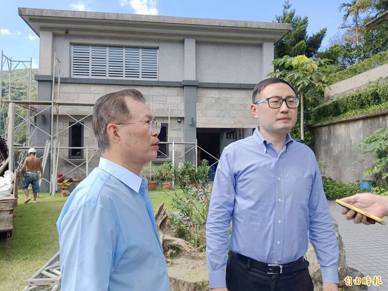 国民党立委廖先翔（右）与父亲、前新北市议员廖正良（左）。（资料照）