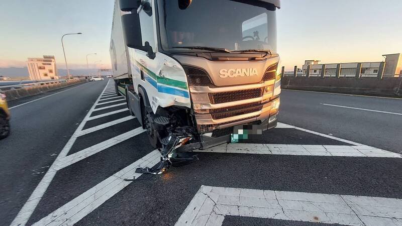 联结车追撞白车。（国道警方提供）