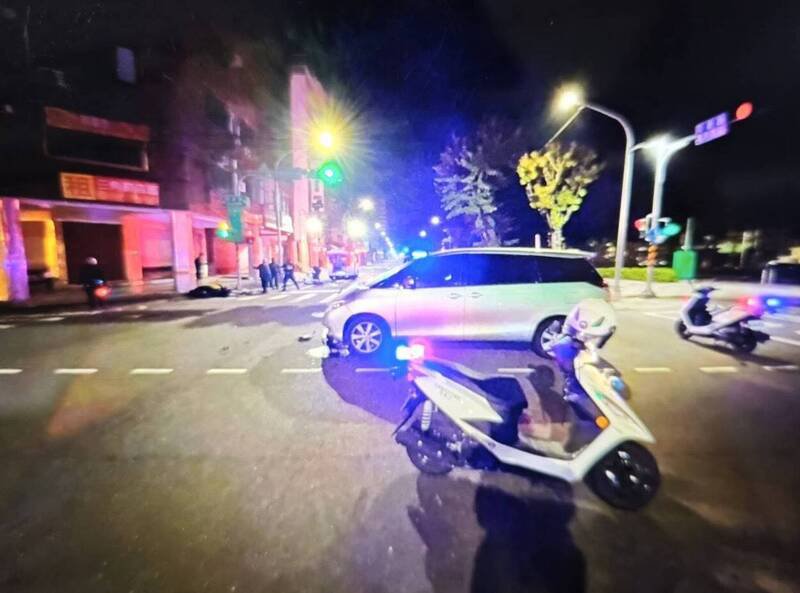 女骑士和机车被撞击后，翻滚到路边。（民众提供）