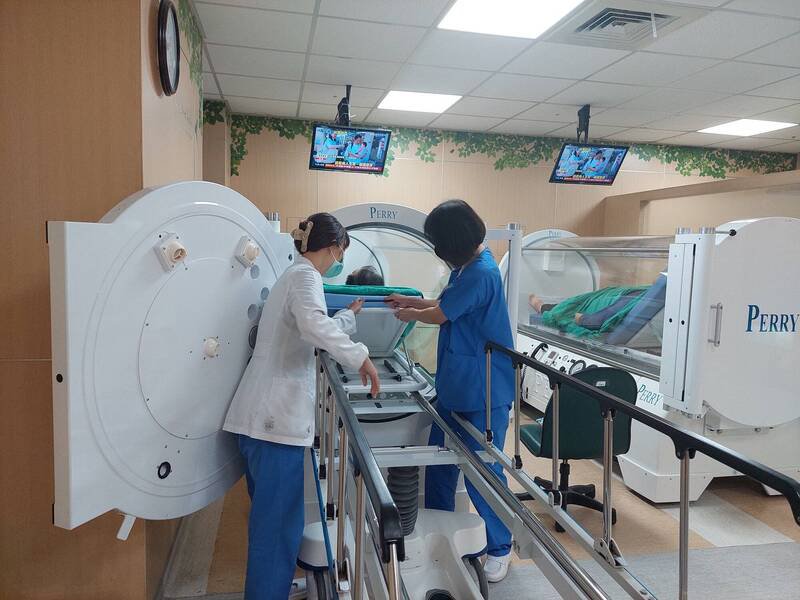 苗栗市今天凌晨发生一氧化碳中毒事件，造成同租一层3房的5名大学生送医，其中3人一度昏迷，所幸，5人经高压氧治疗后，恢复顺利并持续追踪观察。（图由大千综合医院提供）