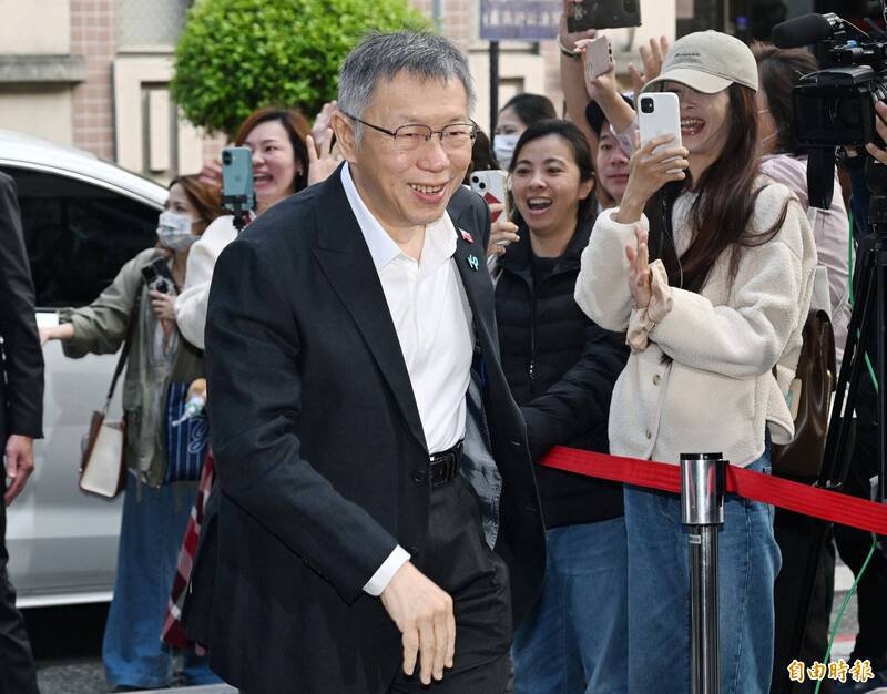 台北地院审理京华城案，11日起进入最后言词辩论阶段，包含前台北市长柯文哲（前）等11名被告全数到庭。（记者廖振辉摄）