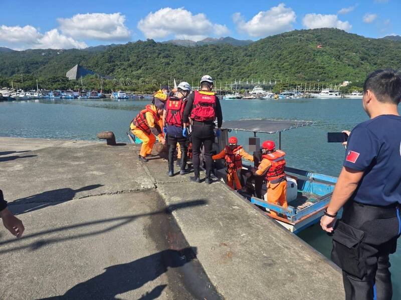 王姓冲浪客体力不支被海巡救回。（第一岸巡队提供）