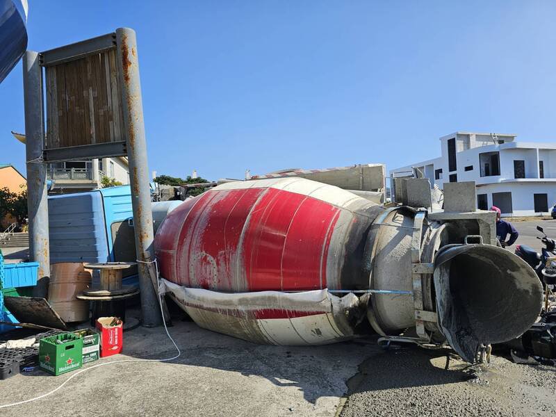 李男驾驶水泥预拌车翻覆。(警方提供)