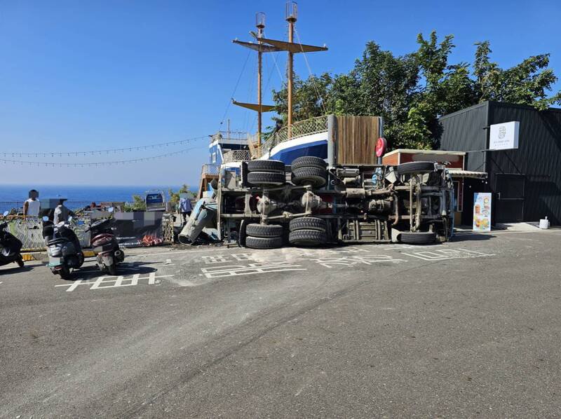 李男驾驶水泥预拌车翻覆。(警方提供)