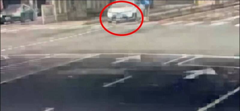 员警表明身分拦查时，林姓车手竟恶意倒车冲撞、并开上公车专用道高速逃逸。（记者郑景议翻摄）