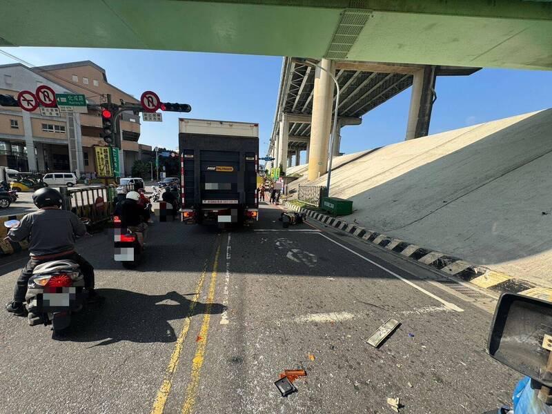 二重疏洪道连环车祸一度阻塞交通。（记者徐圣伦翻摄）