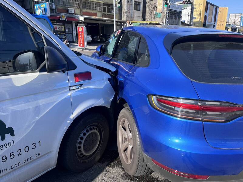 救护车车头受损，保时捷Macan车身受损。（图由警方提供）