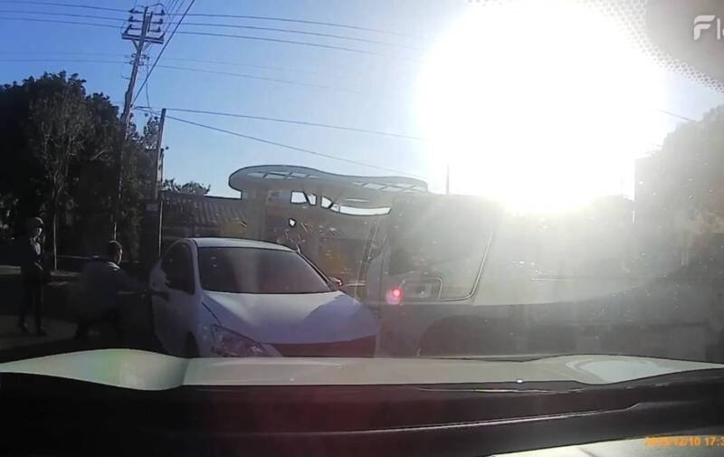 警方包抄用3辆车子挡住车手施男的车子（白色轿车）。（图由警方提供）