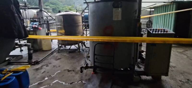 将诚公司王姓司机今天一早回到公司上班，记者走进公司发现，公司内不只有油罐车，还有储油槽与油管，以及疑似废水油污设备，全遭检警拉上黄色封条，予以查扣。（记者林嘉东翻摄）