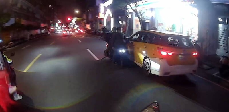 张男下车理论时，竟遭邱男骑乘机车从身后冲撞，造成张男头部等多处擦挫伤。（记者郑景议翻摄）