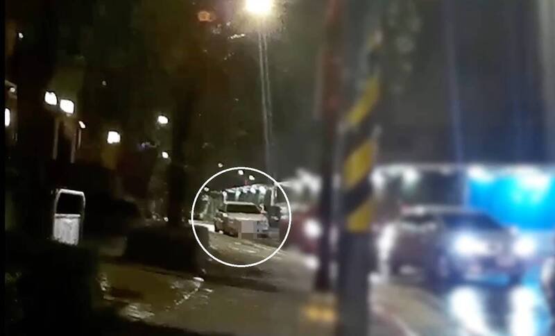 孙姓工人因未开启大灯露馅。（记者郑景议翻摄）