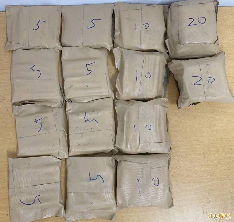 高市刑大查获200多支大麻烟弹，埋包藏于公园土里。（记者黄良杰摄）