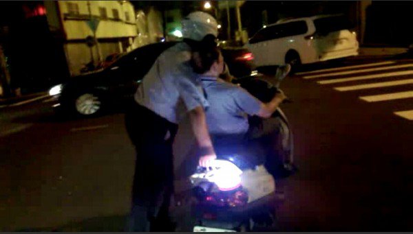 杨员让老翁坐上警用机车慢慢推了约300公尺呵护送回家。（记者许国桢翻摄）