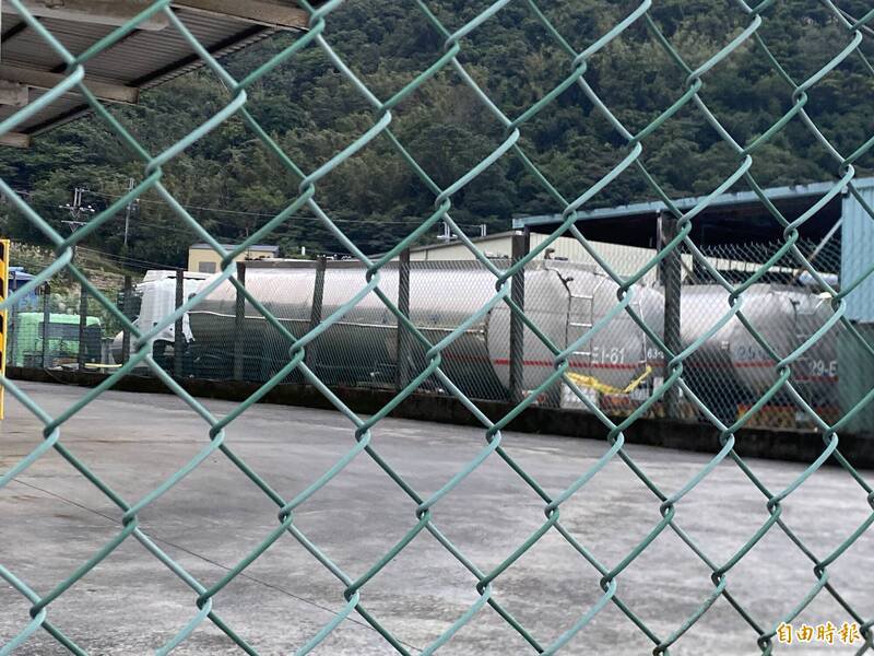 基隆地检署10日搜索基隆市将诚公司，拘提游姓负责人等7人，查扣公司车辆、油罐车等犯罪工具，并贴上封条。（记者林嘉东摄）