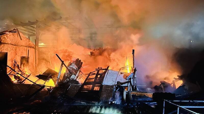 三合院起火，火势相当猛烈。（民众提供）