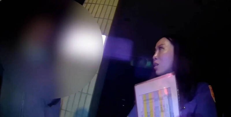 员警随即向其告知酒驾及拒测相关法令及权益，江男思考后仍选择拒绝酒测。（记者郑景议翻摄）