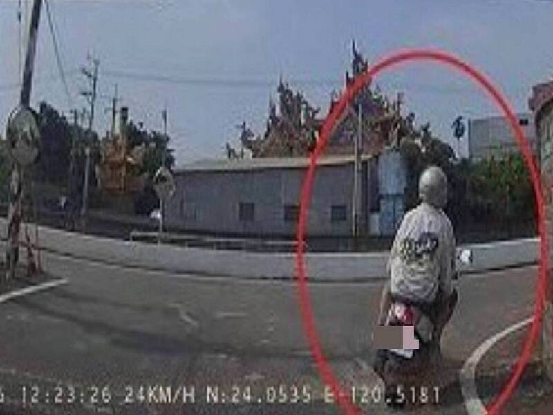 男子稍后在不同路段右转未打方向灯，又被检举开罚。（图由警方提供）