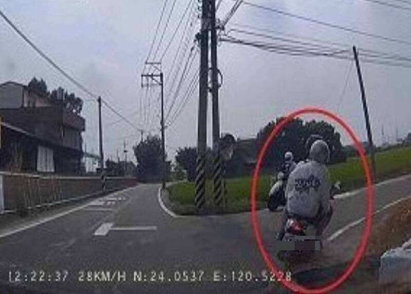 男子骑机车右转未打方向灯遭检举开罚。（图由警方提供）