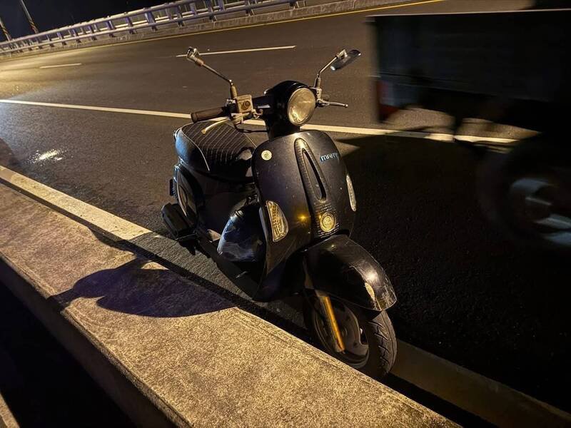 家属认为机车只有前面有伤痕，车子没有滑到摩擦痕，希望有热心民众提供行车监视画面。（家属提供）