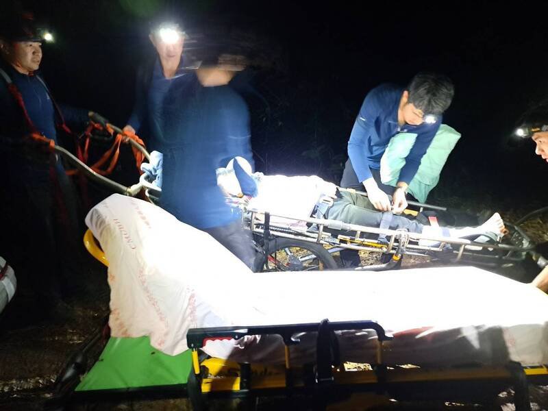 消防人员顺利将女子运送下山送医。（民众提供）