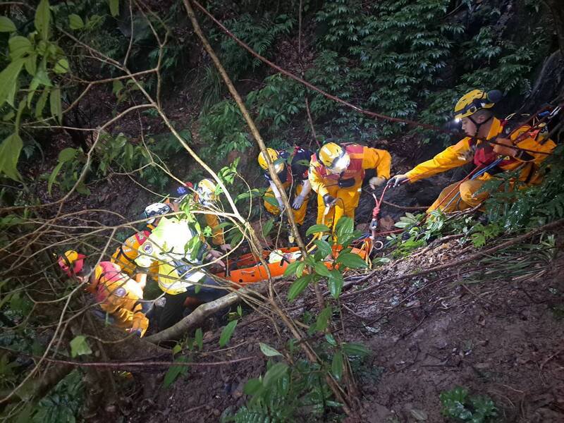 台北市46岁林姓男子11日独自攀爬基隆市东势坑龙门谷，失足摔落陡峭边坡下方。基隆市消防局今天清晨获报将他救出，还好他意识清楚。（记者林嘉东翻摄）