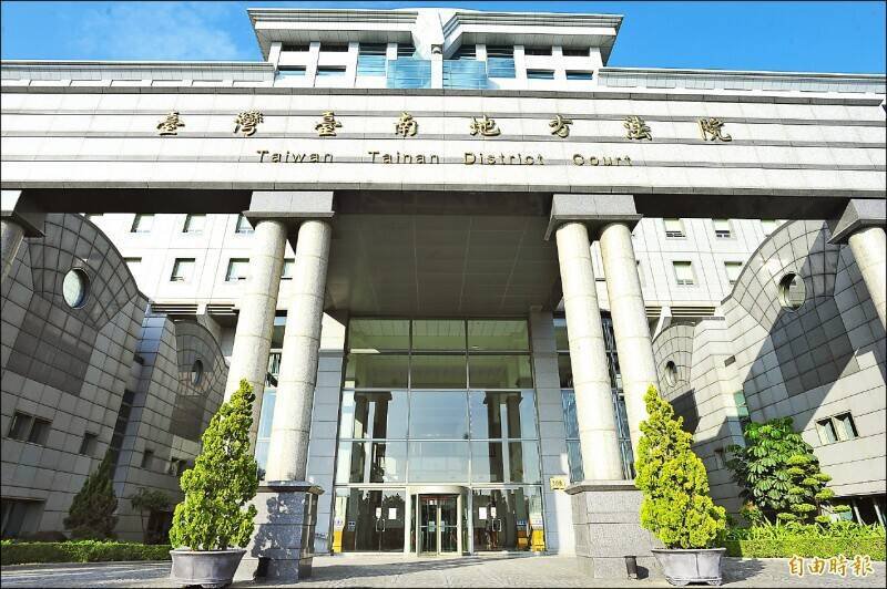 美国夫妻跨国收养台籍癫痫女童，为了让养女认同原生国家，美国夫妻愿意长住台湾，获台南地院认可裁定收养。（记者王捷摄）