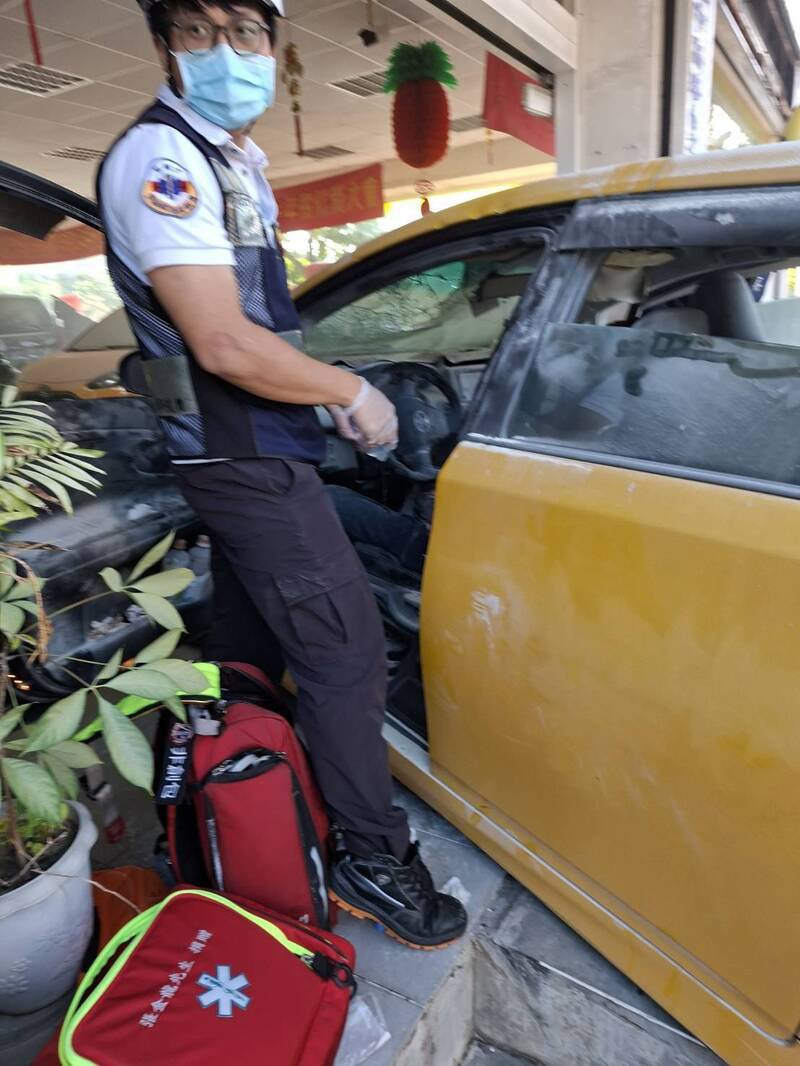 高市计程车疑似不满被取消靠行资格，直接开车撞进车行意图引火自焚。（记者蔡清华翻摄）