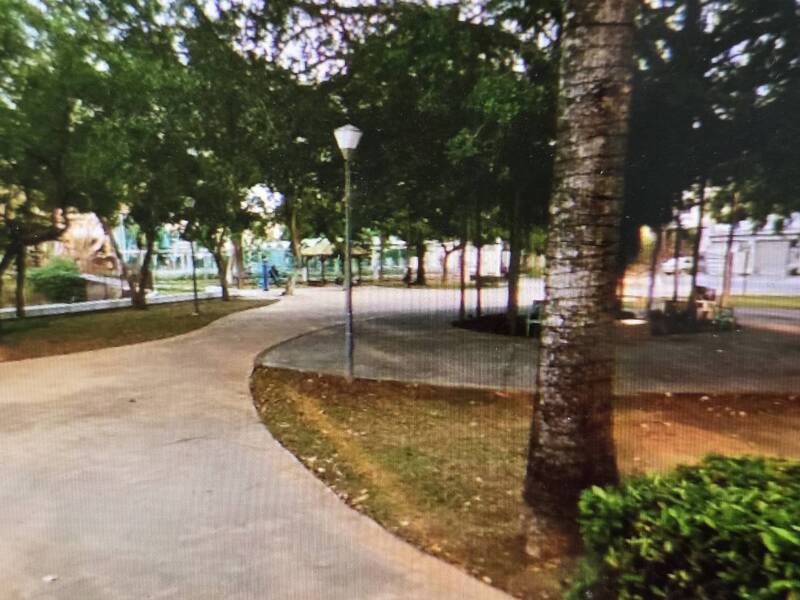 一名妇人今日被发现倒在民雄乡左岸公园公厕门边，警方正追查身分、厘清死因。（撷取自Google Map）