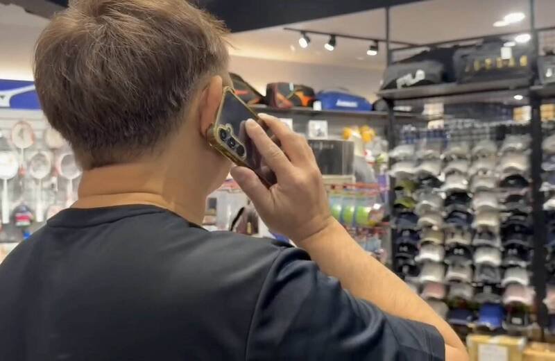 诈团盗用运动用品店图诓称倒闭1折出清，业者电话接到手软。（图由民众提供）