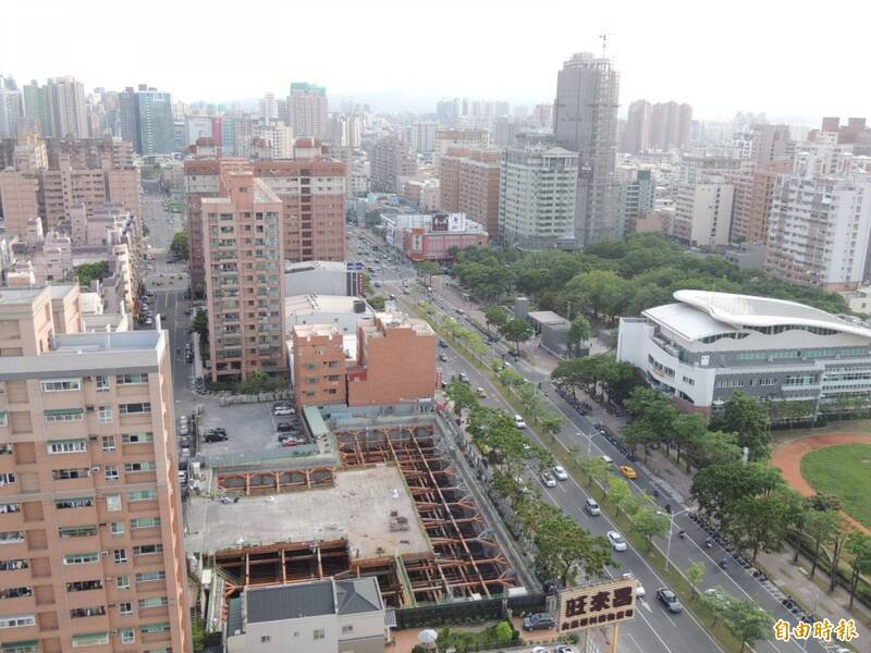 建设公司推出预售建案或新建成屋，一般都由代销公司负责介绍、销售，民众若事前不做功课，事后又未详细阅览合约内容，往往会误信销售员话术，或被样品屋外观实体蒙蔽。示意图。（资料照）