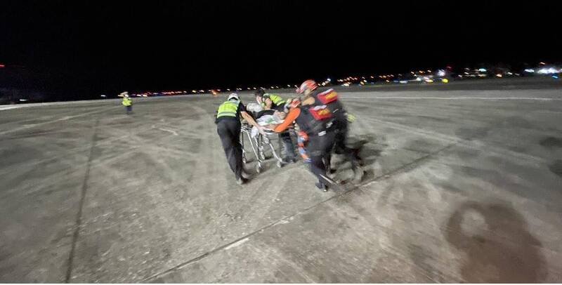 内政部空中勤务总队昨晚接获位于花莲县东北方约50海浬（92.6公里 ）处，有一艘观光邮轮上的台湾籍旅客，疑似在浴室跌到后失去意识，申请直升机救援。（空勤花莲驻地提供）