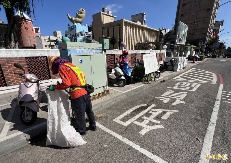 清洁队员工作辛苦，待遇还可以，录取门槛不算高，有些基层首长却利用任用权力违反上下其手。清洁队员示意图，画面中人物与新闻内容无关。（资料照，记者吴正庭摄）